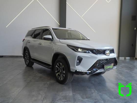 TOYOTA HILUX SW4 2.8 D-4D TURBO DIESEL SRX PLATINUM 7L 4X4 AUTOMÁTICO